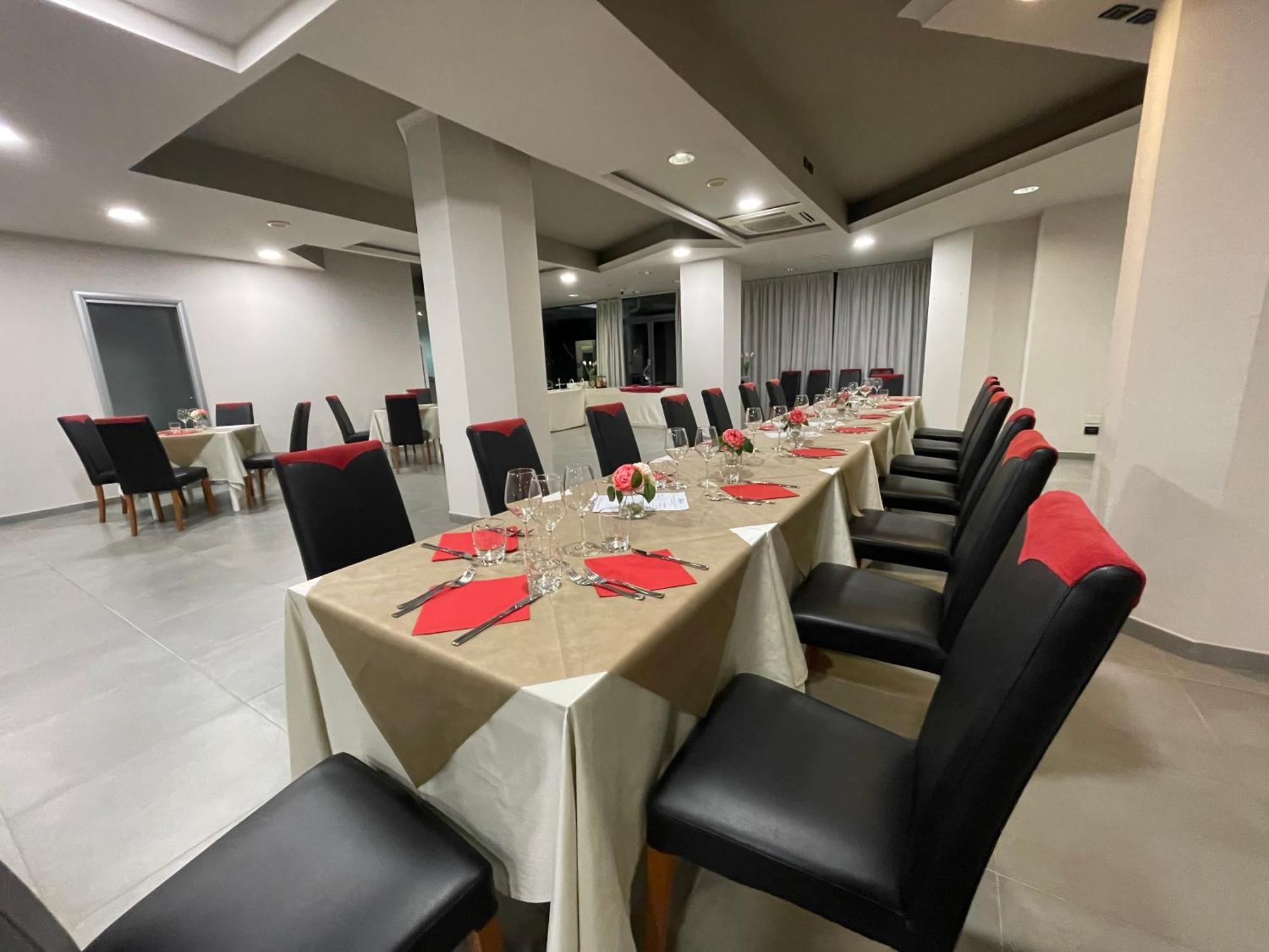 Hotel Le Ceramiche Montalto Uffugo Exterior photo